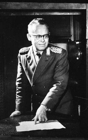 Paul Blechschmidt (1907-1961), an einem Tisch stehend