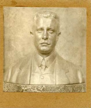 Bildnis eines Mannes mit Anzug und Krawatte : Bildnis eines Mannes mit Anzug und Krawatte. Bronze (wohl um 1920; C. Brose)