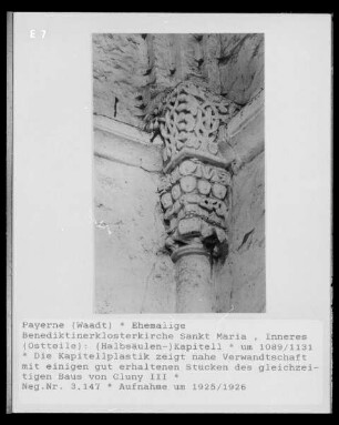 Kapitell mit stehenden Figuren