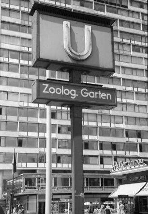 Berlin: Zoo; U-Bahnhof Zoo (Schild) und Hochhaus