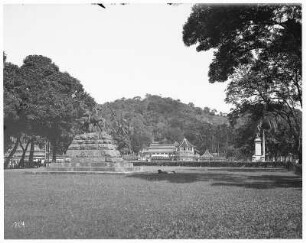 Kandy (Sri Lanka). Park mit Reiterdenkmal. Blick zum Zahntempel