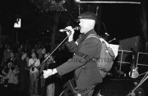 Stadtfest: Hagener Allee, Bühne: Popsänger "Harpo" Jan Svensson bei Begrüßung des Publikums: 12. Juni 1999
