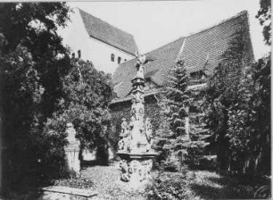 Leipzig, Dorfkirche : Leipzig-Böhlitz-Ehrenberg, Gundorf. Dorfkirche (1101/1200, 1902 Renovierung). Teilansicht. Blick über den Kirchhof