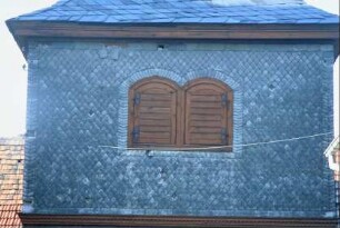 oberer Teil des Glockenturmes mit Fensterläden