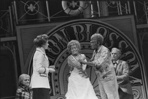 Szenenbilder aus "Show Boat", Musical von Jerome Kern mit Libretto von Oscar Hammerstein. Metropol-Theater Berlin, Premiere 20.12.1974