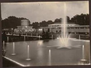 Fotoalbum: Deutsche Gartenbau- und Schlesische Gewerbe-Ausstellung (GUGALI), Liegnitz: Blumenanlage, Springbrunnen- und Wasseranlage mit Fontäne vor Weinrestaurant und Bergerhallen