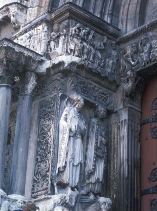 Mittleres Portal — Gewändefiguren: Johannes und Petrus