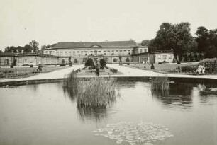 Hannover, Schloss Herrenhausen, Blick über ein Wasserbecken auf das Schloss