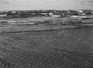 Brandungswellen : Blick vom Strand auf Brandungswellen.