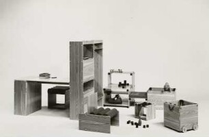 Kinderzimmermöbel : Leipziger Herbstmesse, 1972. Kinderzimmermöbel aus Kunststoff (1972; Hochschule für Kunst und Design Halle (Burg Giebichenstein)). Ansicht mit Regal, Schreibtisch und Spielzeugkisten (zum Teil mit Rädern)