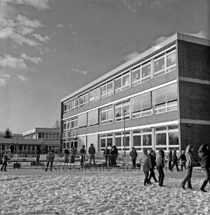 Emil-von Behring-Gymnasium: Sieker Landstraße: vorn Schulgelände: vor und hinter Zaun Schüler: hinten Schulgebäude: Winter