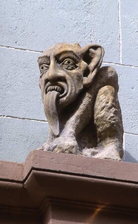Bratislava - Steinfigur mit herausgestreckter Zunge : Historische Steinfigur. Aufgenommen im Zentrum der slowakischen Hauptstadt Bratislava 2001