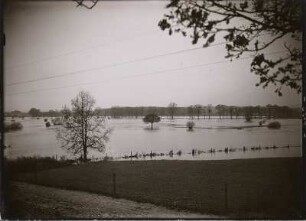Hi[rschfelde]. Hochwasser: Aus Richtung Gießmannsdorf gegen Gelände rechts von Drausendorf. Pegelstände: Bei der Aufnahme 220,80; Höchststand (27.10.) 221,45; Normalstand 218,20. [Standort wie Bild 1868]