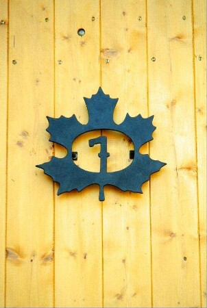 Hof wie vorige Bilder: Hausnummer aus Metall mit stilisierten Blättern