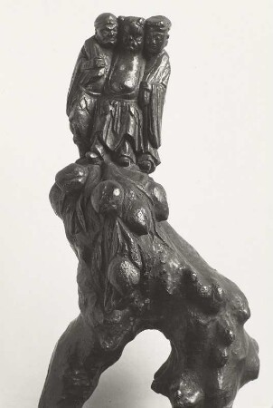 Spazierstock mit geschnitzten Figuren