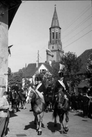 Freiburg; St. Georgen: St. Georgsritt; Reiter (Hintergrund Kirche)