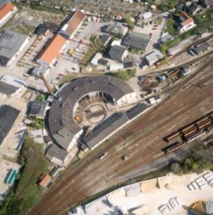 Kamenz. Bahnhof, Lok-Schuppen mit Drehscheibe. Luftbild-Schrägaufnahme von Nordwesten