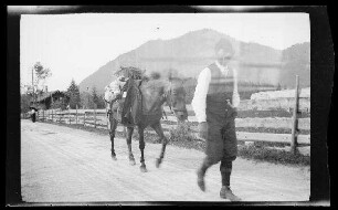 Gegend von SchliersGegend von Schliersee (Lkr. Miesbach): Mann in festlicher Tracht, dahinter sein Pferd mit Gepäckee (Lkr. Miesbach):