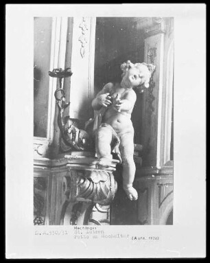 Putto, rechts des Tabernakels