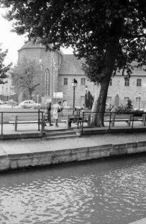 Colmar: Außenansicht Unterlinden-Museum, Vordergrund Wasser