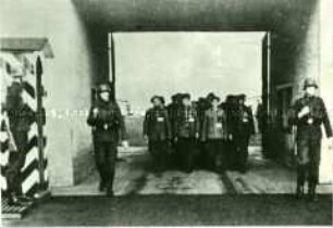 Häftlinge kehren vom Außenarbeitsdienst in das KZ Sachsenhausen zurück