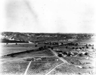 Nahe der Badlands : Aussicht auf eine kleine Siedlung nahe der Badlands in North Dakota.