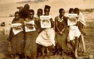 Afrikaner beim Lesen der "Berliner Illustrirten Zeitung"