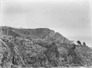 Felswand bei Sidi Bou Saïd : Blick auf eine erodierte Felswand mit Höhlen