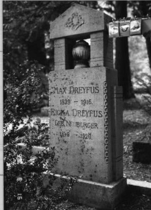 Grabstein 109 (Index: 99618513) Maße HxBxT: 140x60x21 cm Beschreibung: aufgesetzte Urne Symbolik: Verzierungen Besonderheit: Doppelgrab für Eheleute: Grabstein 109