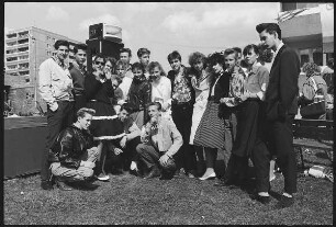 Gruppe von Jugendlichen mit Kleidung und Frisuren im Stil der Rock 'n' Roll-Ära