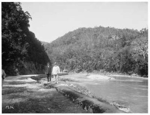 Touristen am Ufer des Wag Water River auf Jamaika : Weltreisen. Touristen am Ufer des Wag Water River auf Jamaika