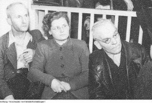 Dresden, Rede von Prof. Hanns Eisler gegen die Außenpolitik der USA anlässlich der Aufführung des nordkoreanischen Films "Pestflöhe", Reproduktion: Moskau, Josef Stalin und Maxim Gorki, April 1952