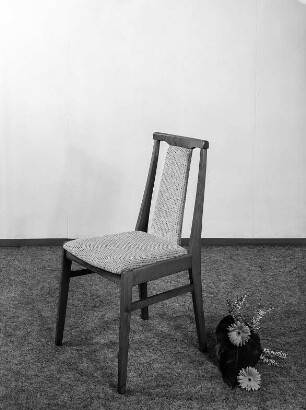 Stuhl mit gepolsterter Sitzfläche und Rückenlehne