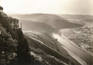 Blick ins Saartal bei Serrig (rechts). Links die Klause Kastel mit Grabkapelle König Johanns von Böhmen (gestorben 1346)