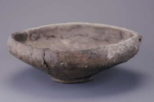 Konische Schale mit eingezogenem Rand