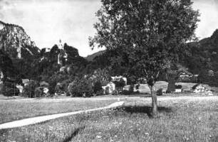 Bad Reichenhall-Karlstein. Ortsteilansicht. Blick gegen den Pankratzfelsen mit Pfarrkirche Sankt Pankratz