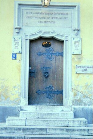 Tür zur Georgenschule mit Gedenktafel für Luther und Bach