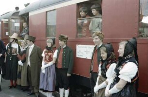 Immendingen: Trachtengruppe vor Zug