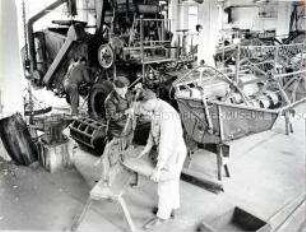 Einführung von Auszubildenden des Kreisbetriebes für Landtechnik (KfL) Birkholz in den Maschinenbau