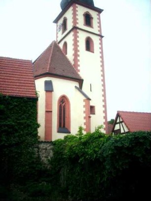 Ansicht von Ostsüdosten mit Kirche (Neubau 15 Jh auf frühgotischem Vorgänger) über Chor und Kirchturm (Glockengeschoß 18 Jh) über Kirchhofmauer (stark überwachsen)