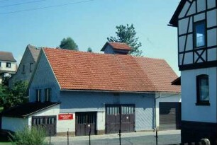Feuerwehrhaus mit Schlauchturm gegenüber Gemeindeverwaltung