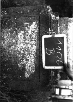 Grabstein 1106 (Index: 100104175) Material: Muschelkalk Zustand: gut erhalten Maße HxBxT: 193x51x20 cm Beschreibung: aufgesockelte Stele mit unten mehrfach profiliertem Giebelaufsatz, Aufsatz mit Voluten und stilisiertem Akanthus, Schriftfeld eingetieft, mit Segmentbogenabschluss, deutsche Inschrift durch rechteckige Rahmenlinie gerahmt Symbolik: Voluten, Akanthus: Grabstein 1106B
