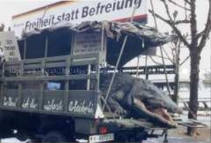 Demonstrationswagen mit Krokodil - Anachronistischer Zug, Auftakt, November 1990 in Bonn