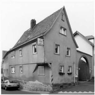 Wohnhaus und Tor; Bad Homburg, Ober-Erlenbacher Straße 16