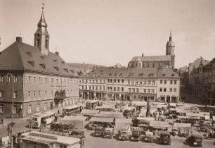 Annaberg-Buchholz, Marktplatz mit Rathaus und Marktständen