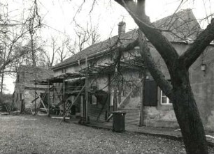 Medingen, Dorfstraße 1/5. Ehemalige Schneidemühle (1860). Gartenansicht mit Nebengebäude