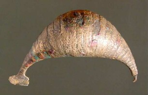 Fibel mit vollem, geschlossenem, geschwelltem Bügel; gravierte Streifen