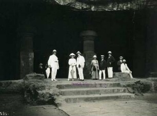 Elephanta, Indien. Shiva-Tempel der Felsenhöhlen. Gruppenbild mit Touristen der Hapag an einem der Eingänge mit Freitreppe