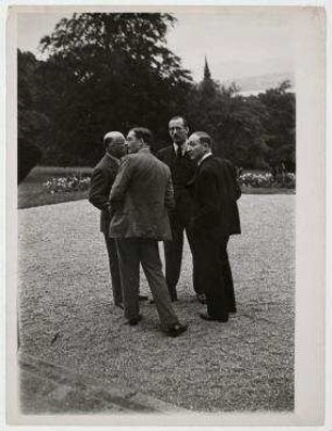 Gartenparty bei Joseph Avenol, Generalsekretär des Völkerbundes in Genf. von links: Joseph Avenol, Anthony Eden, René Massigli, Yvon Delbos