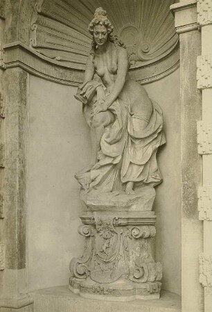 Nymphe : Wrba, Georg. Nymphe. Sandstein; Höhe ca. 2,50 m (1924/1929; Werkstatt G. Wrba). Dresden, Zwinger; Nymphenbad